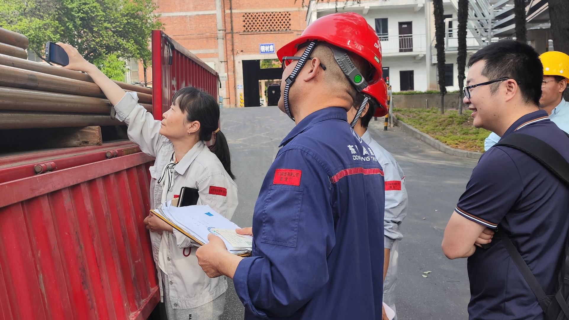 團(tuán)隊(duì)檢驗(yàn)鋼廠來料二唯碼實(shí)施情況.jpg 團(tuán)隊(duì)檢驗(yàn)鋼廠來料二唯碼實(shí)施情況.jpg